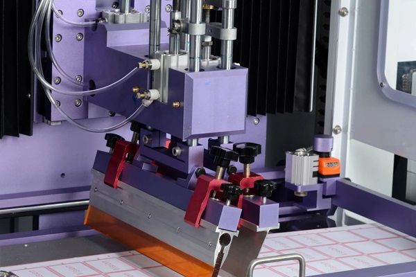 機器視覺的不干膠標簽卷對卷絲印應(yīng)用