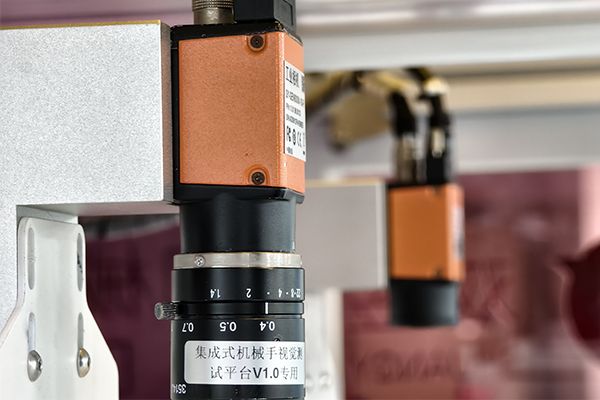 機(jī)器視覺中為什么優(yōu)先選擇黑白相機(jī)？